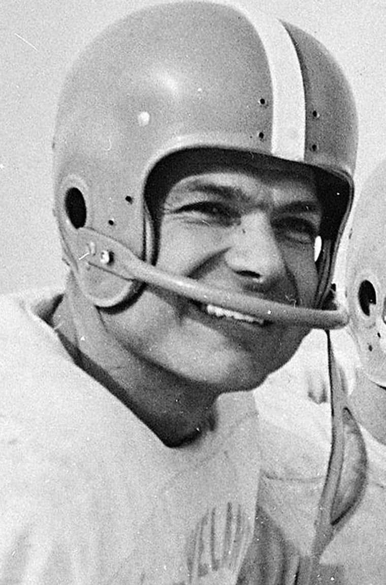 ** FILE ** This is a Dec. 1955 file photo showing Cleveland Browns' Dante Lavelli.  Dante \"Gluefingers\" Lavelli, a sure-handed receiver who helped the Cleveland Browns build a dynasty in the 1940s and 50s,  died Tuesday night Jan. 20, 2009. He was 85. (AP Photo/file)